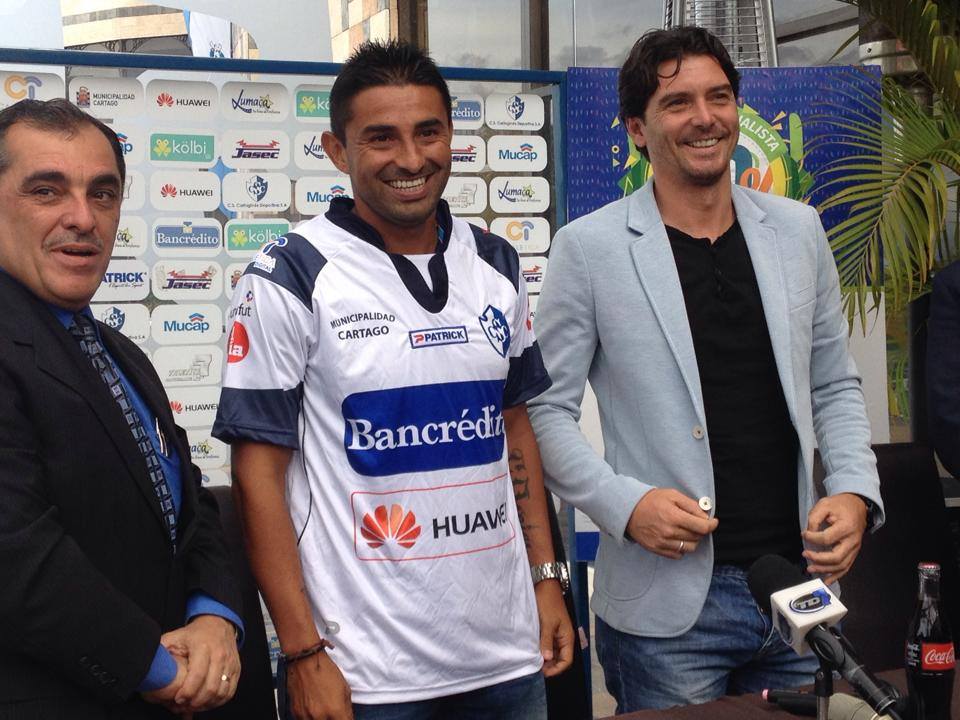 Carlos hernández fue presentado este miércoles por el Club Sport Cartaginés. Foto: Luis Brenes
