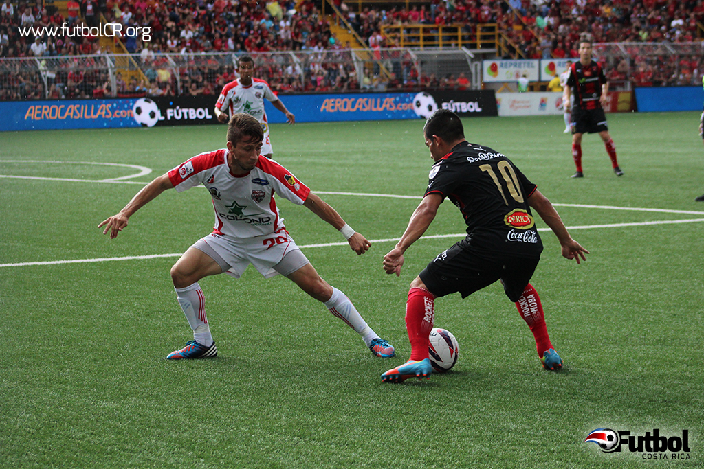Álvaro Sánchez busca filtrarse al área santista  durante el primer tiempo del juego.
