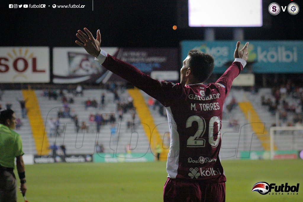 Mariano Torres levanta los brazos en celebración del primero de dos en la noche. Foto: Steban Castro