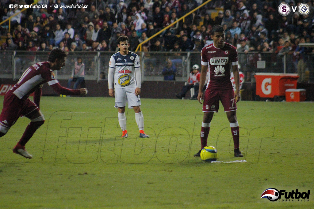 Barrantes acelera para el remate que conduce al tercer gol. Foto: Steban Castro